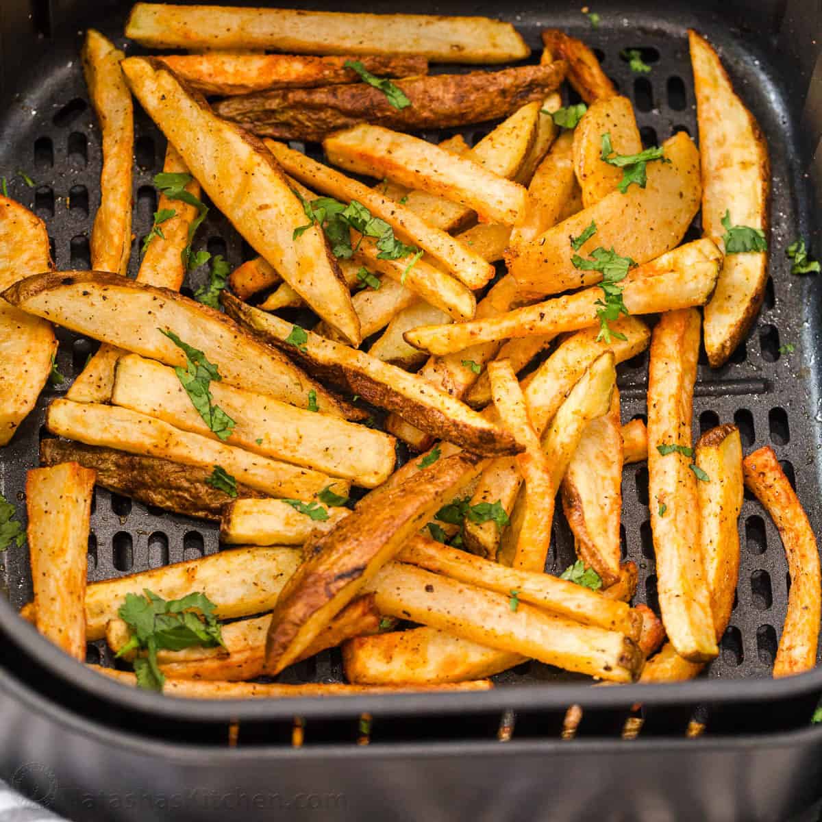 Frites croustillantes cuites dans un airfryer — résultat typique avec une friteuse sans huile