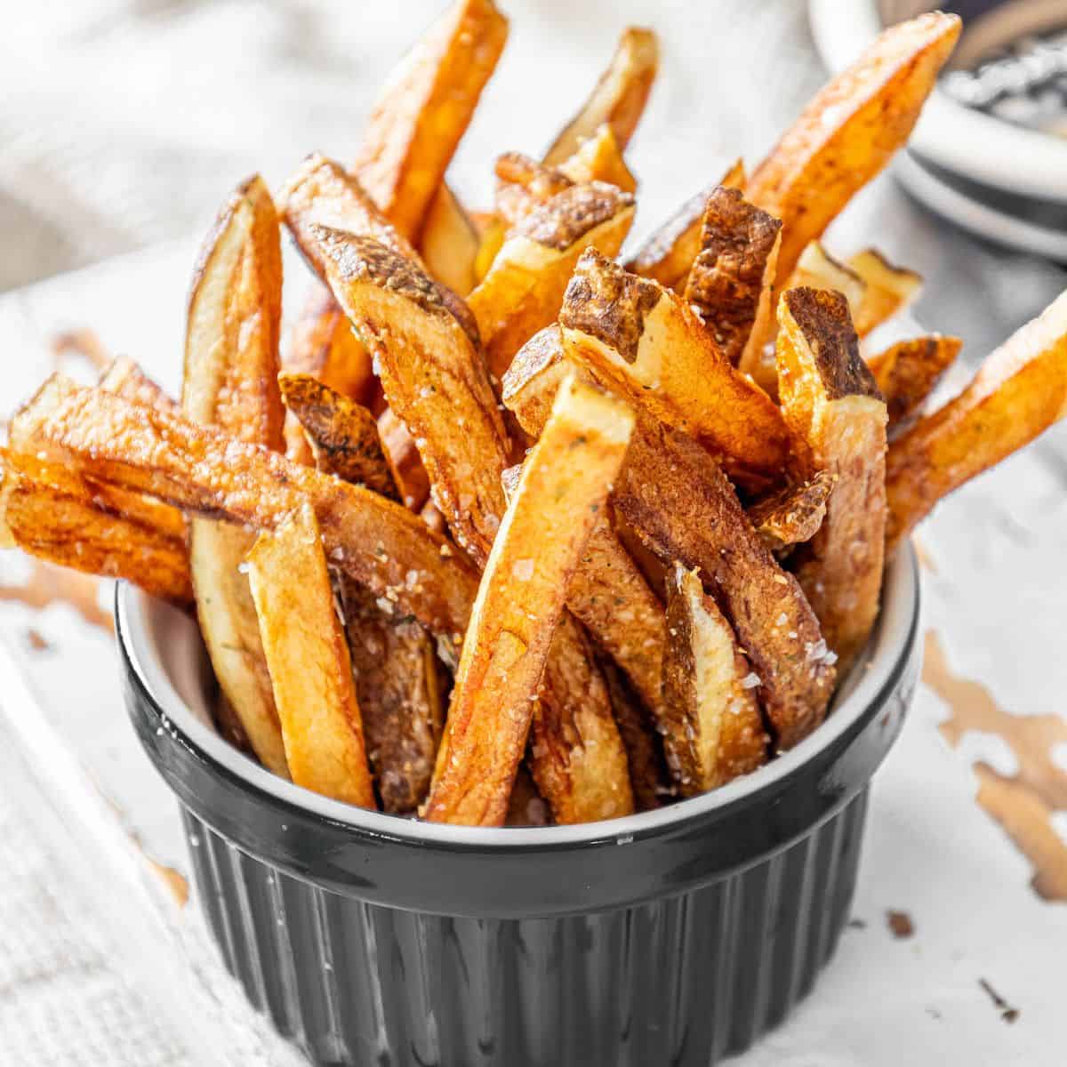 Frites dorées et croustillantes dans une friteuse sans huile