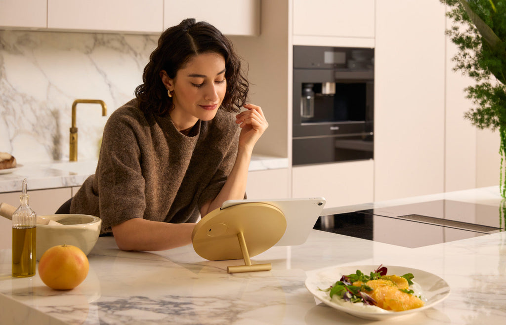 Cuisine connectée moderne avec appareils intelligents et domotique